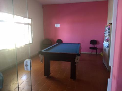 Hostel Beira Mar tesisinde bir bilardo masası