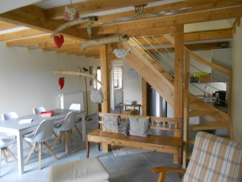 un salon avec une table et une mezzanine dans l'établissement Gîte l'Authentique avec spa en option, à Orschwiller