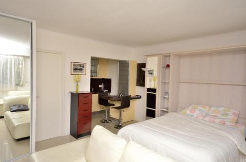 カンヌにあるCannes Croix Des Gardesのベッドルーム1室(ベッド1台、デスク、コンピュータ付)