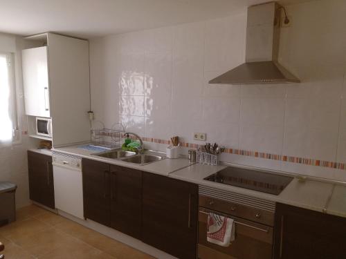a kitchen with a sink and a counter top at Chalet Villa Maria a 10 minutos de Puy du Fou in Burguillos de Toledo