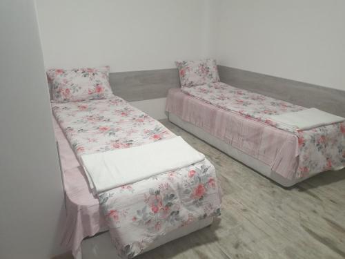 2 camas y una silla en una habitación en Апартамент Нощувки Шумен, en Shumen