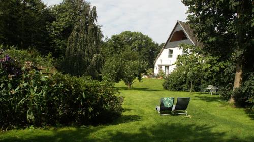 una silla sentada en el patio de una casa en Wrede-Hof, en Kappeler Niederstrich