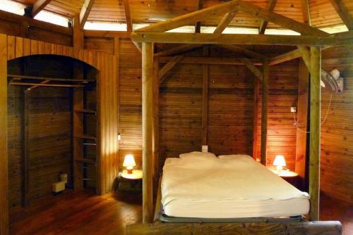 Tempat tidur dalam kamar di Domaine de Robinson