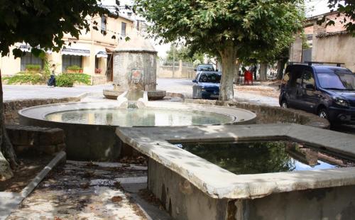 a fountain in the middle of a street at Casa Tato Figuerola d'Orcau in Figuerola de Orcau