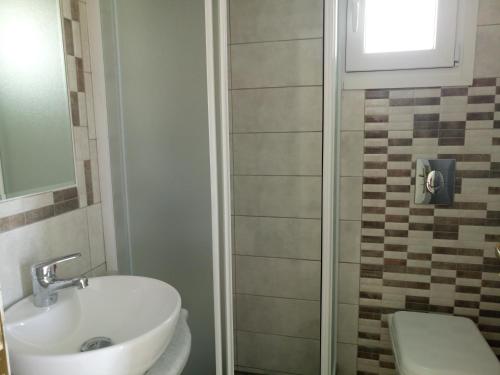 Un baño de Meletis Studios