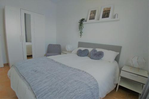 een slaapkamer met een bed met twee knuffels erop bij La Fajana Paradise in Barlovento
