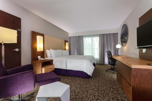 a hotel room with a bed and a desk at Krystal Urban Monterrey San Jeronimo in Monterrey