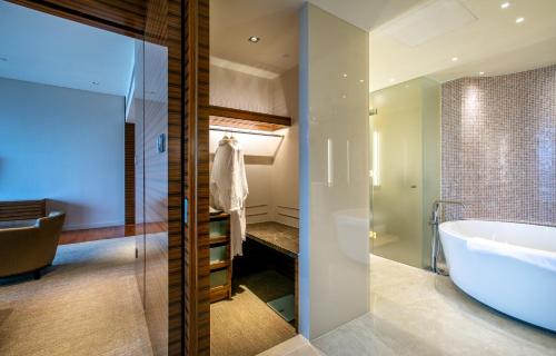 Et badeværelse på New World Guiyang Hotel