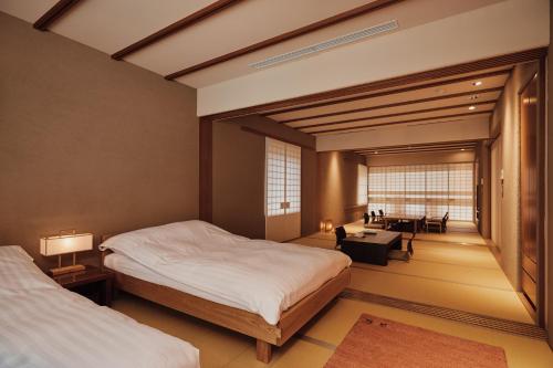 Tempat tidur dalam kamar di River Retreat Garaku