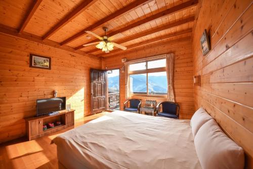 仁愛鄉的住宿－比佛利山莊，一间卧室配有一张床,并在一间客房内配有电视。