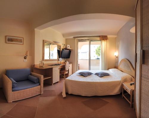 a bedroom with a bed and a desk and a chair at Hotel Derby Exclusive in Milano Marittima