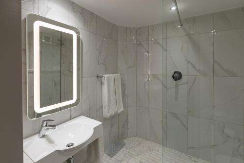 Bilik mandi di StayEasy Mbombela