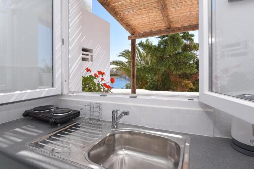 Kuchyňa alebo kuchynka v ubytovaní VILLA PETROS SEA SUITE