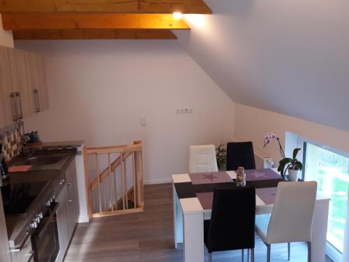 eine Küche und ein Esszimmer mit einem Tisch und Stühlen in der Unterkunft Christianshof Insel Usedom in Stoben