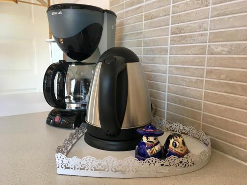 Heinaka Kodu في راكفيري: وعاء القهوة موجود على منضدة مع آلة صنع القهوة