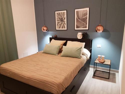 ein Schlafzimmer mit einem großen Bett mit zwei Kissen in der Unterkunft I Mori di Ortigia in Syrakus