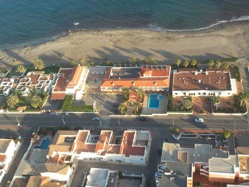 een luchtzicht op een resort in de buurt van de oceaan bij Hospedium Hotel Continental in Mojácar
