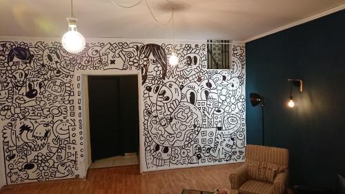 een woonkamer met een zwart-witte muur bij Art house in the artist workspace in the center in Napels