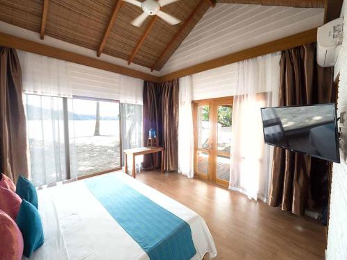 Postel nebo postele na pokoji v ubytování White Sands Beach Resort Lembeh