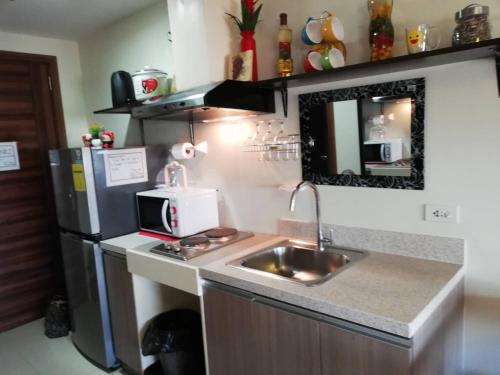 Η κουζίνα ή μικρή κουζίνα στο JDT's Condo at Horizons 101 Cebu