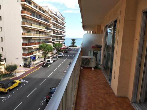 uma varanda de um edifício com vista para uma rua em La Fregate em Roquebrune-Cap-Martin