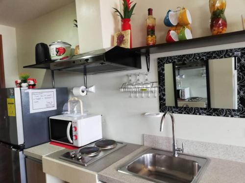 Η κουζίνα ή μικρή κουζίνα στο JDT's Condo at Horizons 101 Cebu