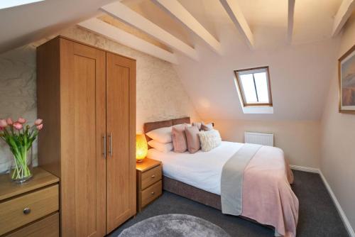 a bedroom with a bed and a window at Stuc an t Sagairt Cottage , Loch Lomond in Drymen