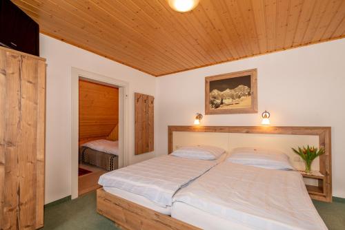 Una cama o camas en una habitación de Haslehnerhof