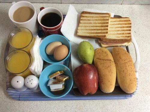 - un plateau de nourriture avec des œufs, des pommes de pain et du pain grillé dans l'établissement Peter & Tony Rooms, à Galissas