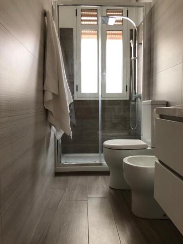 uma casa de banho com um chuveiro, um WC e um lavatório. em Il Mare A Due Passi em Marina di Ragusa
