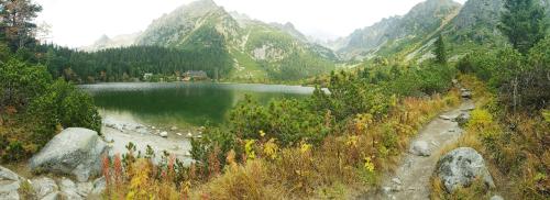 a lake in the middle of a mountain at Apartman Breza in Vysoké Tatry