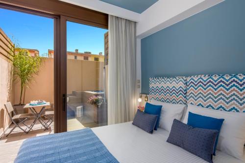 een slaapkamer met een bed en een balkon bij Aretousa Suites in Chania