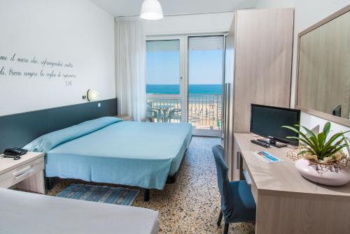 A bed or beds in a room at Hotel Mareblu