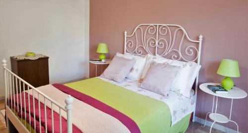 een slaapkamer met een bed met een wit bedframe bij La Casa di Giò in Asti