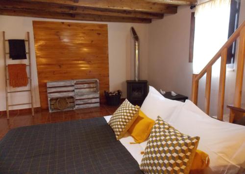 uma sala de estar com um sofá e um fogão a lenha em Casa Moinho do Oeste - West Windmill Portugal em Moledo