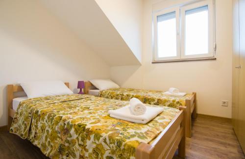 a room with two beds and a window at Apartmani Mirjana in Herceg-Novi
