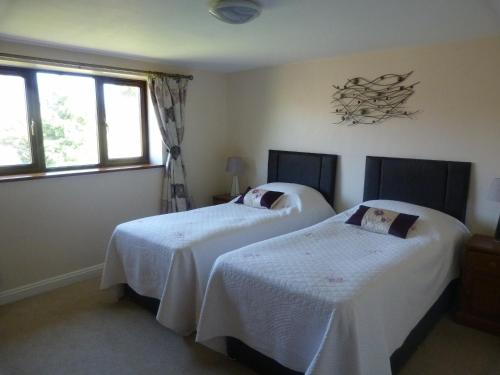 Een bed of bedden in een kamer bij Cameley Lodge - Self Catering