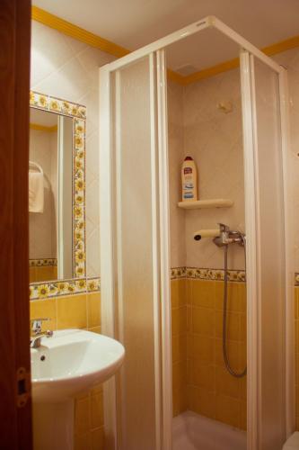 a bathroom with a sink and a shower at Casa rural Bal D'Onsella in Lobera de Onsella