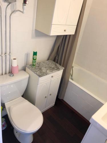 a bathroom with a toilet and a sink and a tub at Studio Face Ocean in Lacanau