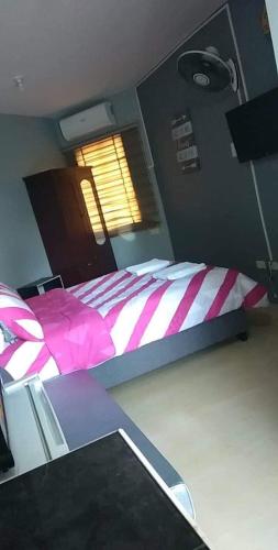 Cama o camas de una habitación en Lucena Meg's Studio Apmnt VIP rm-Near SM-Wifi