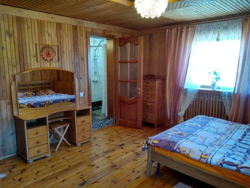 スリュジャンカにあるDelightのベッドルーム1室(ベッド1台、デスク、窓付)