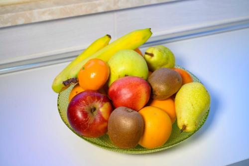 a bowl of fruit sitting on a counter at intero appartamento con giardino e colazione Dario in Parma