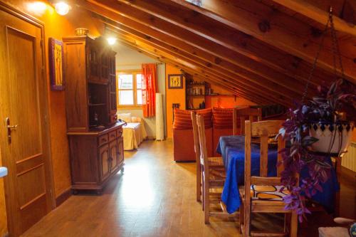 a dining room with a blue table and a kitchen at Casa rural Bal D'Onsella in Lobera de Onsella