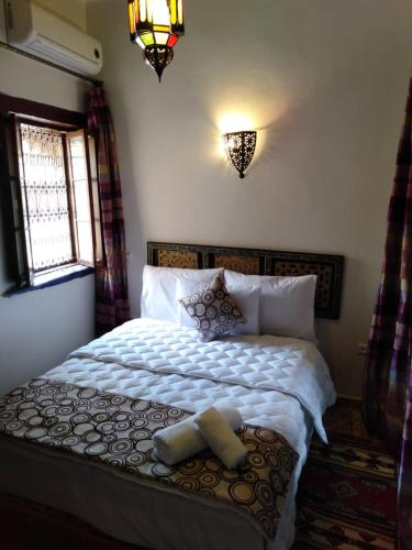 Una cama o camas en una habitación de Dar Meknes Tresor