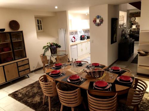 - une table à manger avec des plats rouges dans l'établissement Les Gîtes de Roz-Maria, à Quintin