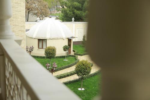 Κήπος έξω από το Mirzo Boutique Hotel