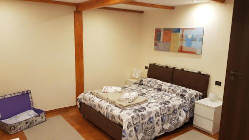 1 dormitorio con 1 cama en una habitación en Casa Al-Ma, en Pietrabruna