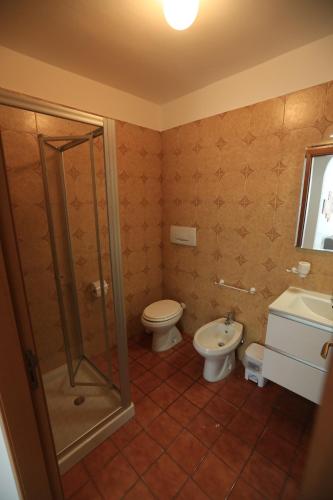 uma casa de banho com um chuveiro, um WC e um lavatório. em Casa Trilli em Grottammare