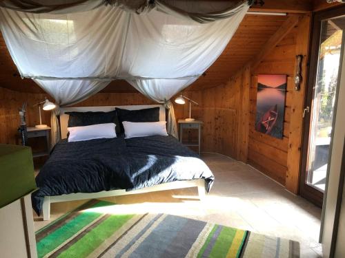 a bedroom with a bed in a wooden cabin at Atelier Kurt in Hinterbrühl