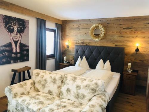 a hotel room with a bed and a couch at Gästehaus Weiherhof in Alpbach